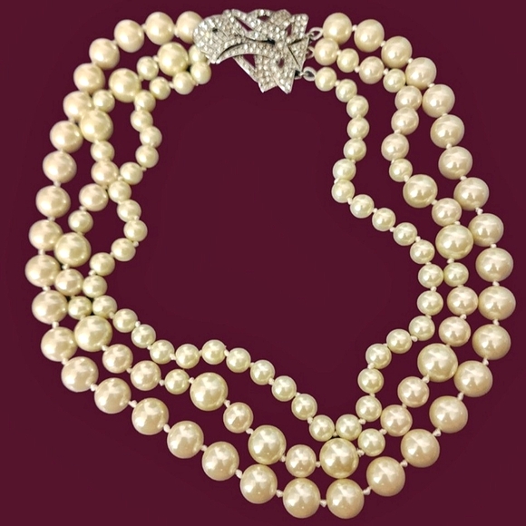 Stella & Dot Cream Glass Faux Pearl Necklace With Triangle Amulet Pendant - Picture 2 of 4